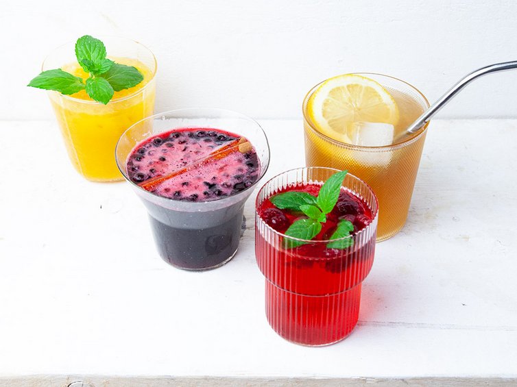 Alkoholfreie Drinks mit gefrorenen Früchten