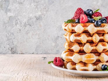 Leckeres Soul Food: Waffeln mit Obst und Ahornsirup