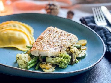 Heilbutt Filet auf einem Gemüsebett mit Pilz-Trüffel-Panzerotti