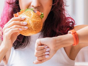 Intervallfasten bedeutet, die Nahrungsaufnahme auf gewisse Zeitfenster zu beschränken. 