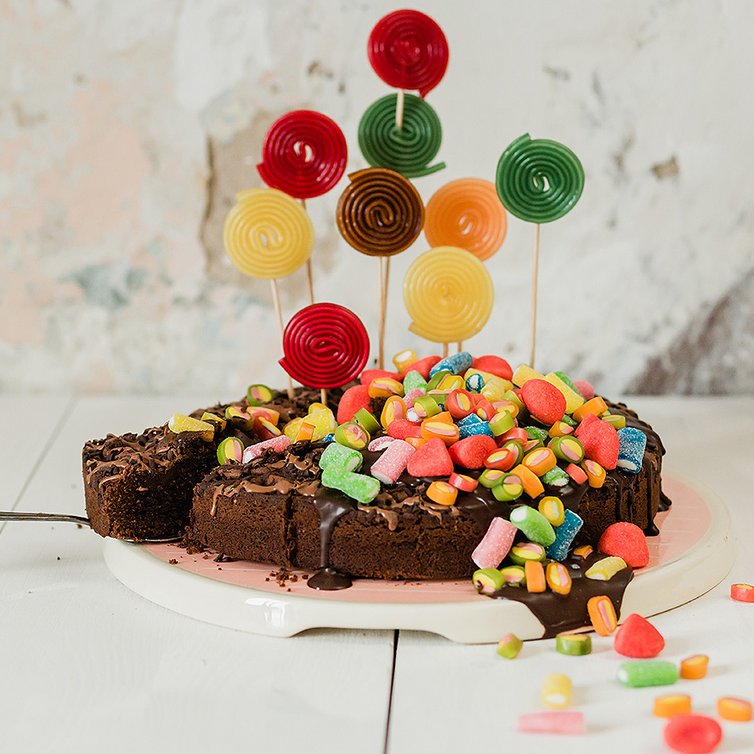 Schokokuchen mit bunten Gummischnecken